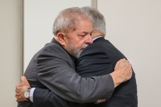 Los ex presidentes de Brasil, Fernando Henrique Cardoso (D) y Luiz Inácio Lula da Silva se abrazan en el Hospital Sirio Libanés en Sao Paulo, Brasil. 2 de febrero 2017. Marisa Letícia, esposa del ex presidente de Brasil Luiz Inácio Lula da Silva, fue diagnosticada con muerte cerebral el jueves y su familia autorizó los procedimientos preparatorios la donación de sus órganos. Ricardo Stukert/Instituto Lula/Handout via Reuters ATTENTION EDITORS - THIS IMAGE WAS PROVIDED BY A THIRD PARTY. EDITORIAL USE ONLY. NO RESALES. NO ARCHIVE.