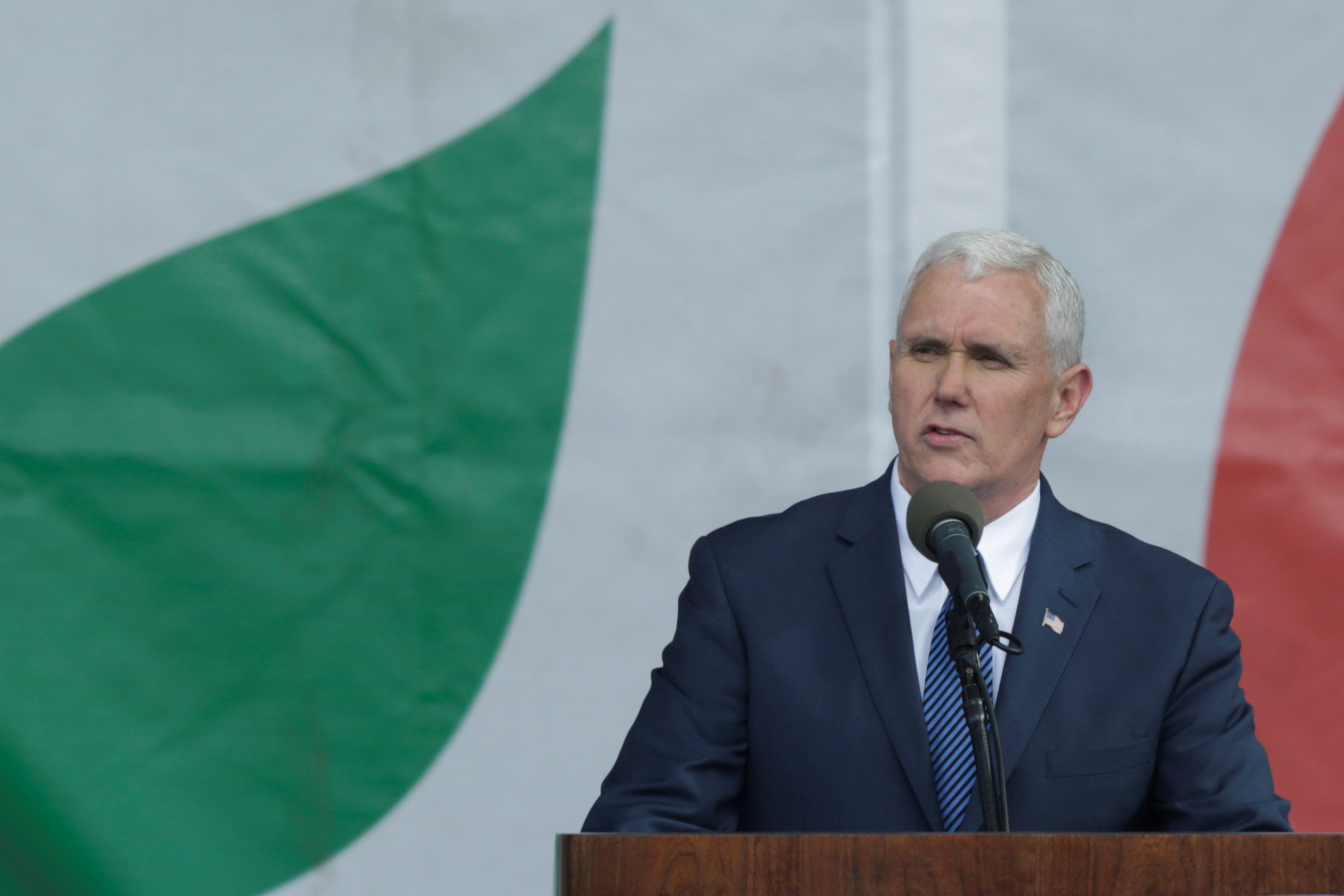 Pence: Trump usará todos los medios para restaurar el veto migratorio