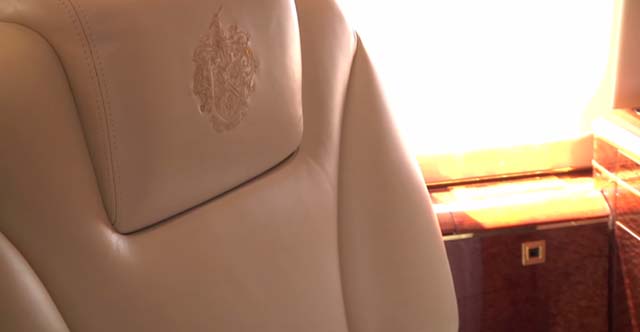 Los asientos de los pilotos, pasajeros y las almohadas tienen bordado el escudo familiar de los Trump.