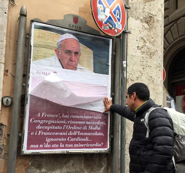 Policía intenta identificar a responsables de colocar afiches contra el papa Francisco en Roma