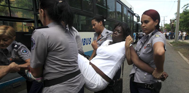 Agentes del régimen castrista detienen a una intregrante de Damas de Blanco