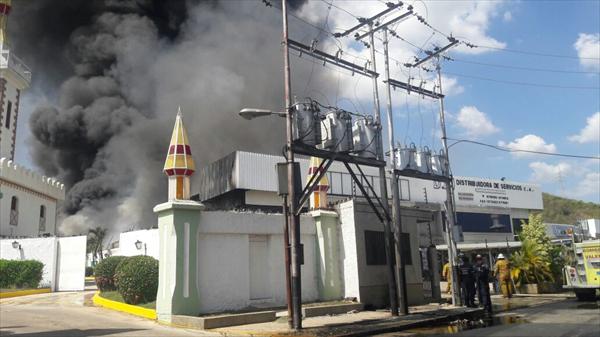 Incendio los sacó en “paños menores” de un motel en Carabobo