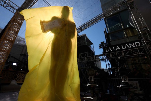 An Oscar statue is covered in plastic along the red carpet arrivals as preparations continue for the 89th Academy Awards in Hollywood, California, U.S. February 24, 2017.     REUTERS/Mike Blake