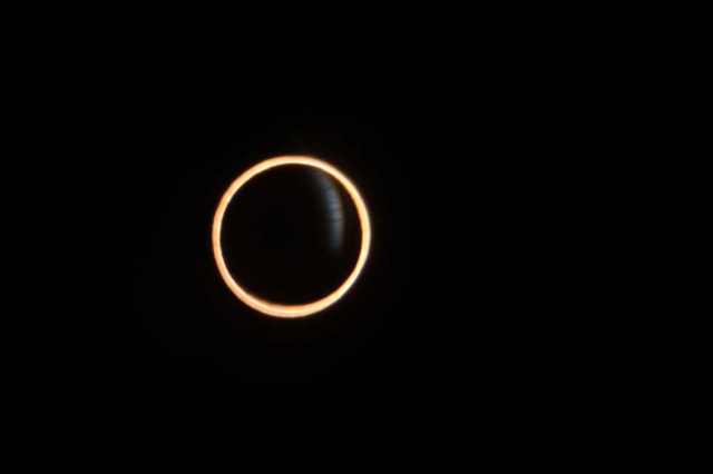 CH02. AYSEN (CHILE), 26/02/2017.- Fotografía del eclipse anular de Sol hoy, domingo 26 de febrero de 2017, desde la ciudad de Aysén, en el sur de Chile. El eclipse anular de Sol pudo observarse en gran parte del territorio chileno. Este eclipse, que también pudo ser observado en plenitud en el sur de Argentina, fue del tipo anular. Esto significa que la Luna, que al momento del eclipse está lejos de la Tierra, se vio más pequeña que el Sol y no alcanzó a cubrirlo del todo, sino que dejó un anillo de luz a su alrededor. EFE/Momo Viñals.