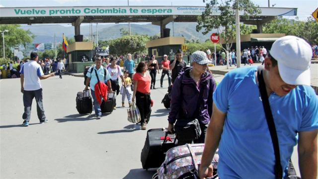 Cruce: migrantes venezolanos cruzan el Puente Internacional Simón Bolívar, en Cúcuta, Colombia, el principal destino de los emigrantes que dejan el país dos por la crisis Cruce: migrantes venezolanos cruzan el Puente Internacional Simón Bolívar, en Cúcuta, Colombia, el principal destino de los emigrantes que dejan el país dos por la crisis. Foto: Reuters / Carlos Ramírez