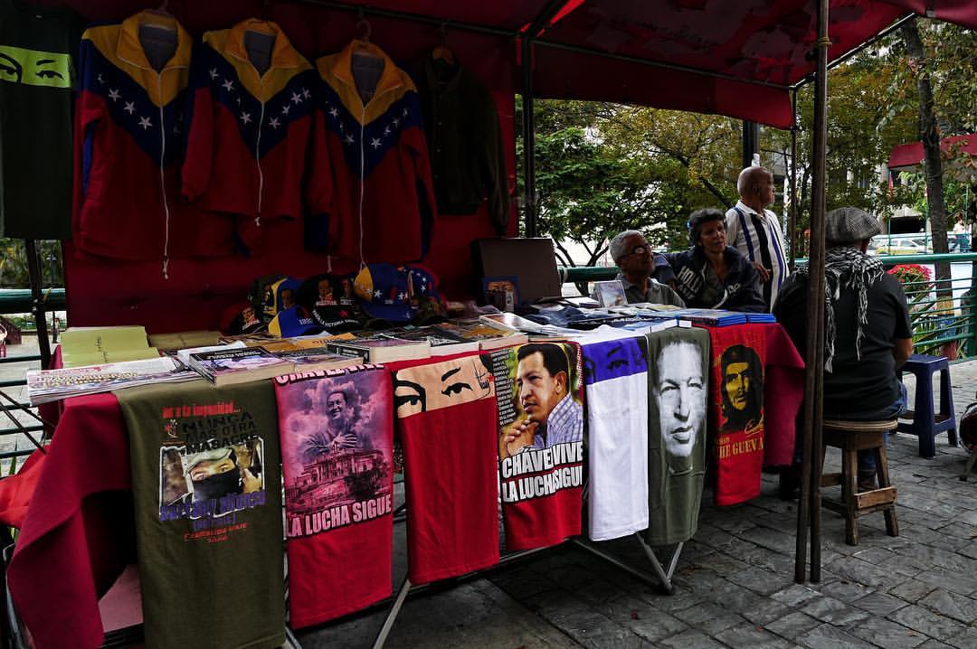 No solo Nicolás usa a Chávez para seguir… el capitalismo también lo hace con las Hugo franelas (FOTO)