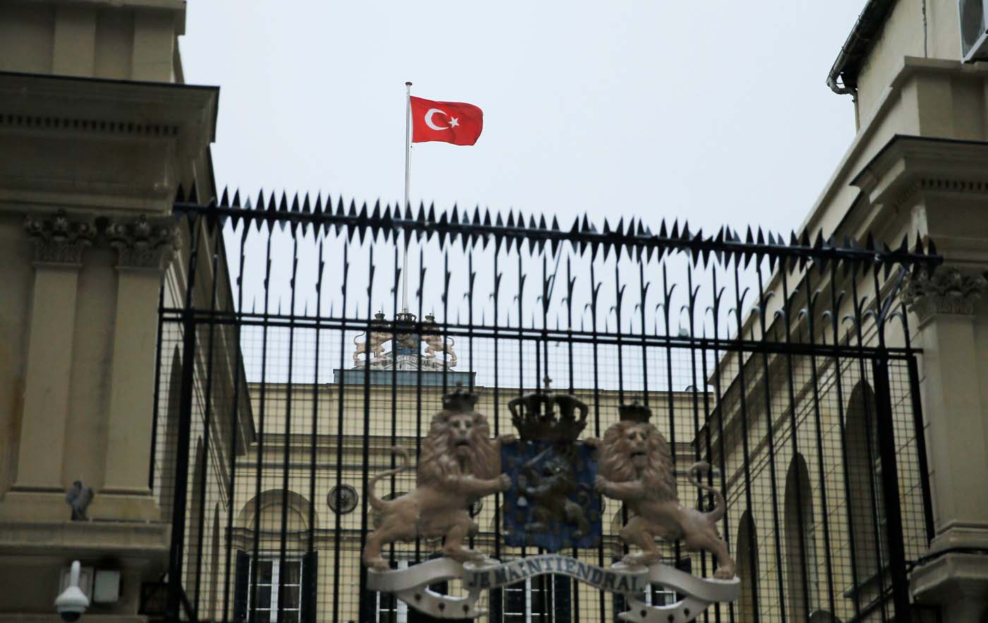 Al grito “Alá es el más grande” un hombre pone la bandera turca en el consulado holandés en Estambul