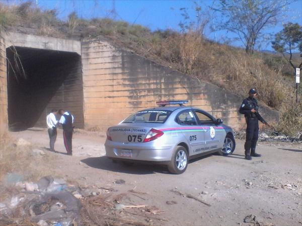 Hallan cuatro cadáveres debajo de puente en Guacara