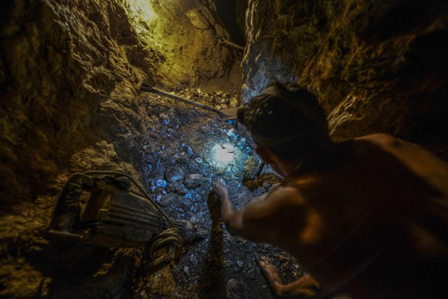 Ender Moreno looks for gold at La Culebra gold mine in El Callao, Bolivar state, southeastern Venezuela on March 1, 2017. Although life in the mines of eastern Venezuela is hard and dangerous, tens of thousands from all over the country head for the mines daily in overcrowded trucks, pushed by the rise in gold prices and by the severe economic crisis affecting the country, aggravated recently by the drop in oil prices. / AFP PHOTO / JUAN BARRETO