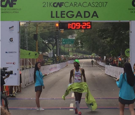 Marvin Blanco es el primero en llegar a la meta de los 21 kilómetros #CAF