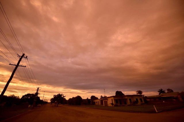 Storm clouds gather in the town of Ayr in far north Queensland as Cyclone Debbie approaches on March 27, 2017. Thousands of people including tourists were evacuated on March 27, 2017 as northeast Australia braced for a powerful cyclone packing destructive winds with warnings of major structural damage and surging tides. / AFP PHOTO / PETER PARKS