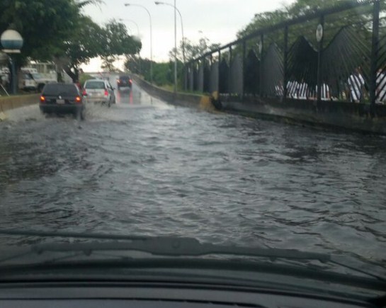 Amanece fuerte cola en la autopista por laguna de Distribuidor Altamira