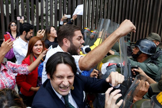 Deputies of the Venezuelan coalition of opposition parties (MUD), clash with Venezuela's National Guards during a protest outside the Supreme Court of Justice (TSJ) in Caracas