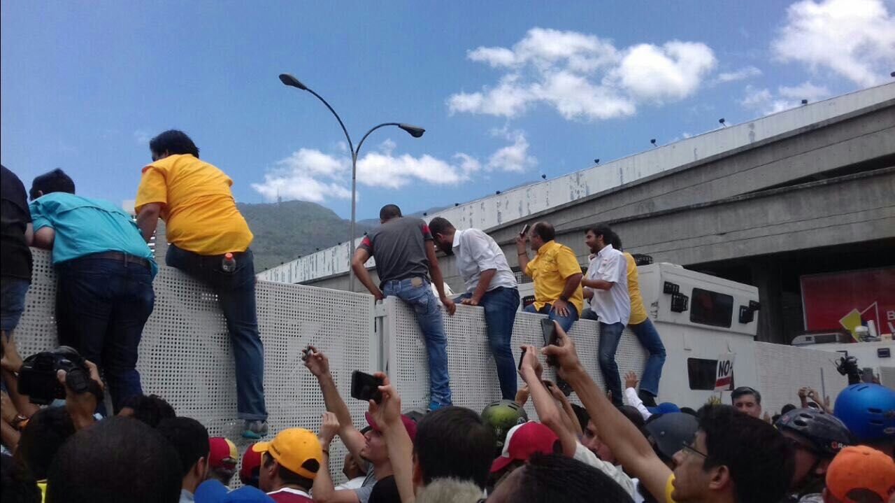 Diputados intentaron saltar barrera de la GNB (Fotos)
