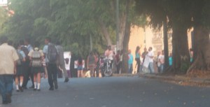 Ciudadanos protestan adyacente al barrio La Lucha por falta de los Clap