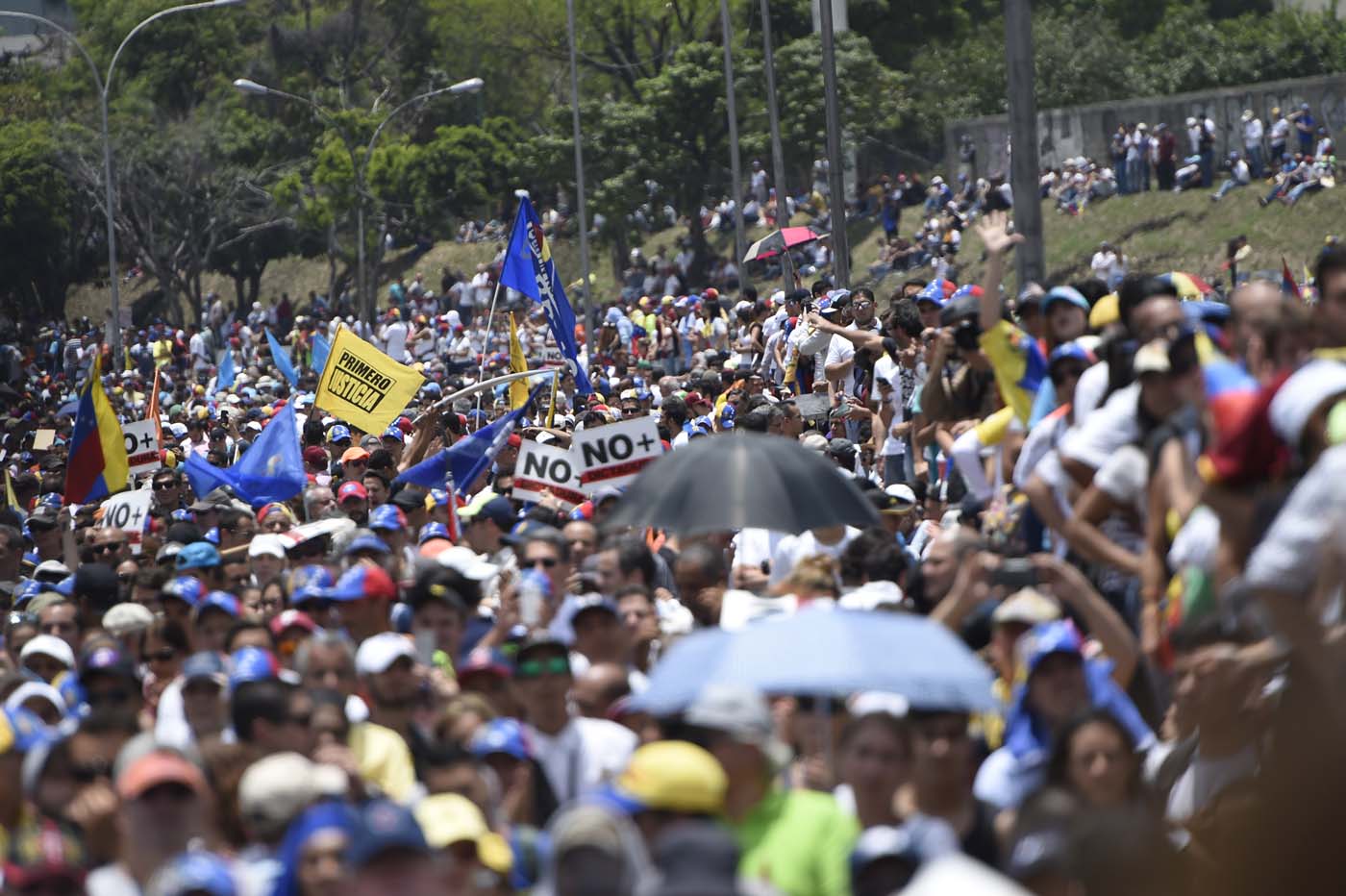 Caraqueños colman el Distribuidor Altamira (Fotos)