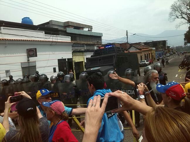 Politáchira intenta reprimir manifestación y deja dos heridos: #LaMarchaSigue (+Fotos)