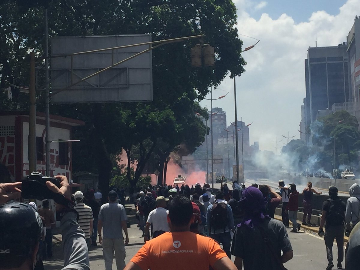 Olivares denuncia uso de lacrimógenas vencidas y gas rojo para reprimir manifestación pacífica de la oposición (fotos y video)