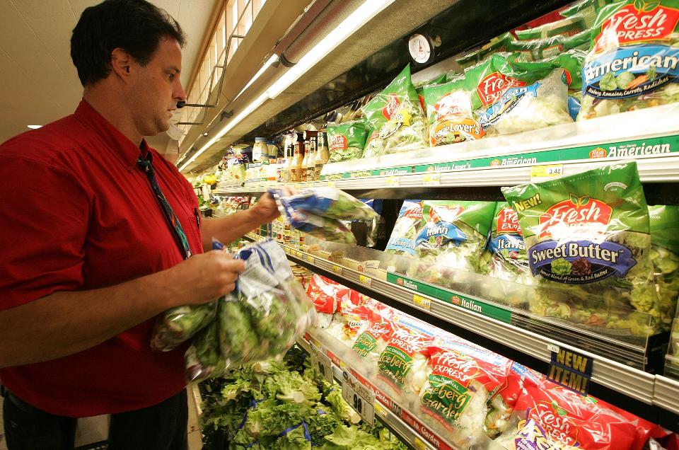 Encuentran murciélagos muertos en bolsas de ensaladas vendidas en Walmart de Florida