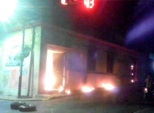 Durante fuertes protestas nocturnas incendiaron sede del Psuv en Mérida (Fotos)
