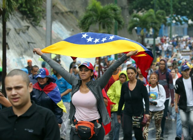 Cientos de personas manifestaron en contra del Gobierno este 13 de abril de 2017, en Caracas. (Foto REUTERS/Carlos García Rawlins)