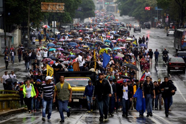 Cientos de personas manifestaron en contra del Gobierno este 13 de abril de 2017, en Caracas. (Foto REUTERS/Marco Bello)