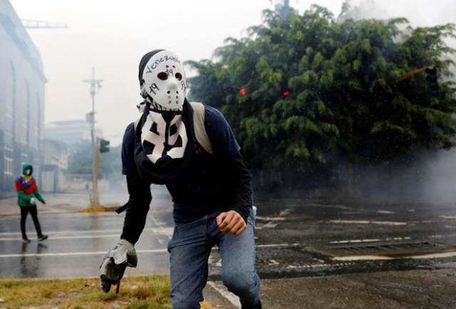 Cientos de personas manifestaron en contra del Gobierno este 13 de abril de 2017, en Caracas. (Foto REUTERS/Carlos García Rawlins)