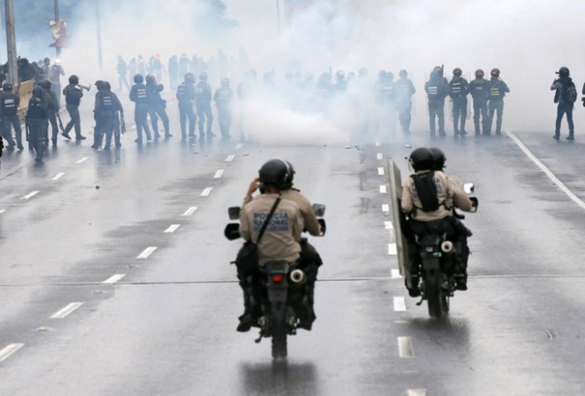 Cientos de personas manifestaron en contra del Gobierno este 13 de abril de 2017, en Caracas. (Foto REUTERS/Carlos García Rawlins)