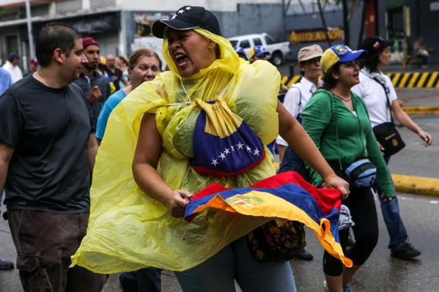 Cientos de personas manifestaron en contra del Gobierno este 13 de abril de 2017, en Caracas. (Foto EFE/Miguel Gutiérrez)