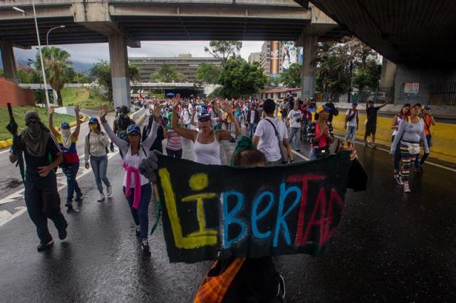 Cientos de personas manifestaron en contra del Gobierno este 13 de abril de 2017, en Caracas. (Foto EFE/Miguel Gutiérrez)