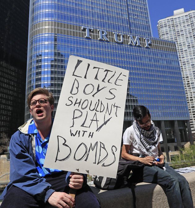 THM10. Chicago (United States), 15/04/2017.- Protestors march and rally near Trump Tower calling for US President Donald J. Trump to release his tax returns to the public in Chicago, Illinois, USA, 15 April 2017. 15 April is the traditional day that US federal income taxes are due unless the date falls on a weekend. Similar protests were planned in cities across the country. (Protestas, Estados Unidos) EFE/EPA/TANNEN MAURY