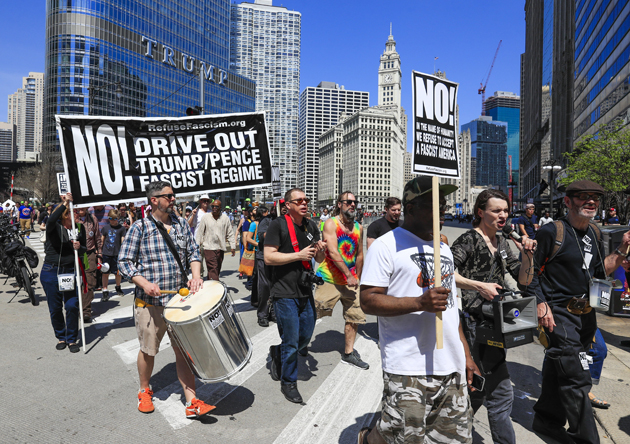 THM09. Chicago (United States), 15/04/2017.- Protestors march and rally near Trump Tower calling for US President Donald J. Trump to release his tax returns to the public in Chicago, Illinois, USA, 15 April 2017. 15 April is the traditional day that US federal income taxes are due unless the date falls on a weekend. Similar protests were planned in cities across the country. (Protestas, Estados Unidos) EFE/EPA/TANNEN MAURY