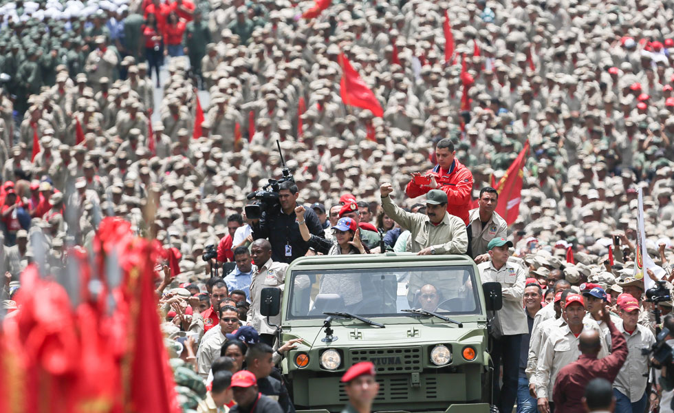 En un país sin medicinas, ni comida… Maduro aprueba recursos para “garantizar un fusil para cada miliciano”