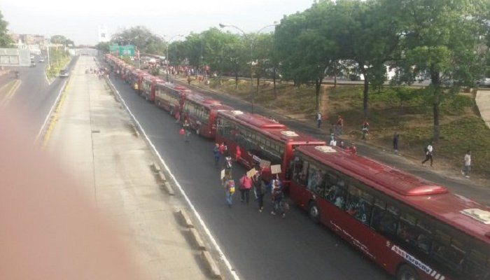 Así llegan autobuses oficialistas al terminal de La Bandera en Caracas este #19Abr (Foto y Video)