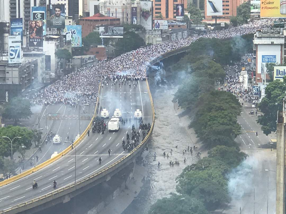 Brutal represión hace que caraqueños se lancen al río Guaire (FOTOS)