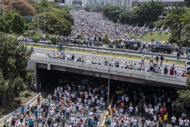 Los caraqueños colmaron el Distribuidor Altamira el 19 de abril ( / AFP PHOTO / Carlos Becerra)