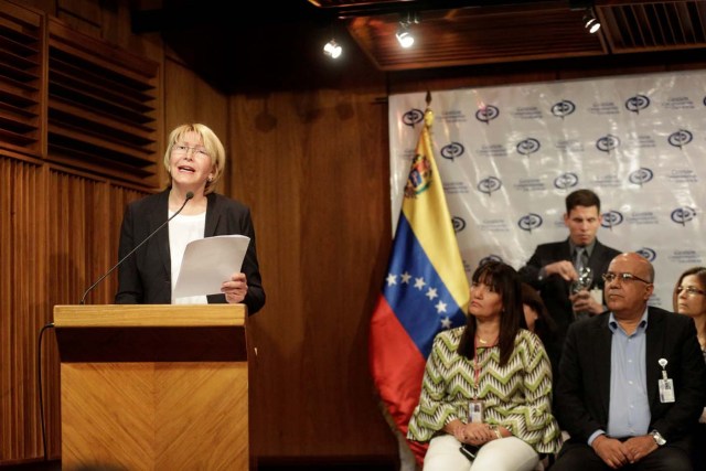 Venezuela's chief prosecutor Luisa Ortega Diaz (L) talks to the media during a news conference in Caracas, Venezuela April 25, 2017. REUTERS/Marco Bello