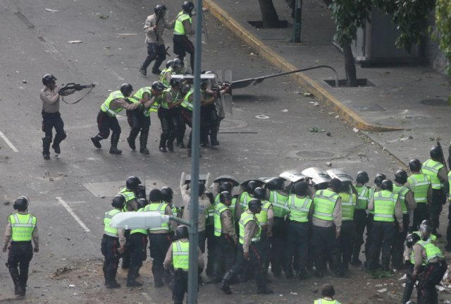 Hasta este momento, la policía actúa sola en el control del orden público en la protesta. En casi un mes, han fallecido 26 personas. R. R. 