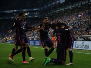 El Barcelona gana el derbi al Espanyol con doblete de Suárez y sigue líder
