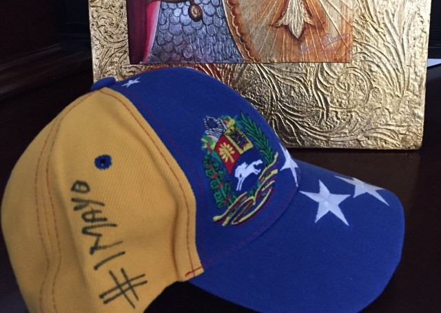 Gorra que Henrique Capriles usa este #1May para la marcha opositora / Foto @hcapriles