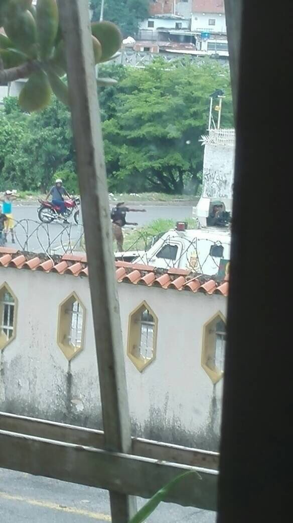 Paramilitares, mejor conocidos como colectivos, hicieron destrozos en los edificios de La Urbina