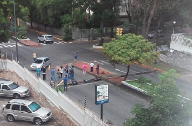 Vecinos de El Marqués cerraron acceso a la Cota Mil #2May (Fotos)