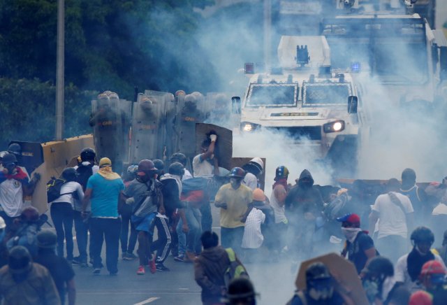 La marcha opositora fue reprimida en la Autopista Francisco Fajardo a la altura de El Rosal. REUTERS/Carlos Garcia Rawlins