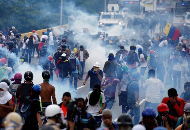 La marcha opositora fue reprimida en la Autopista Francisco Fajardo a la altura de El Rosal. REUTERS/Carlos Garcia Rawlins