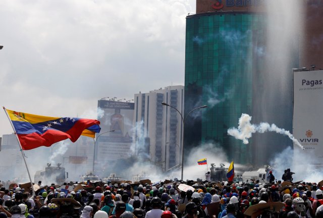 Se generó una fuerte represión en la autopista Francisco Fajardo, a la altura de Las Mercedes (Foto: Reuters)