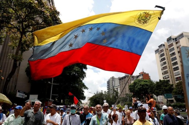 Ancianos marchan en contra del Gobierno del presidente venezolano Nicolás Maduro en Caracas, Venezuela, 12 de mayo de 2017. REUTERS/Carlos Garcia Rawlins