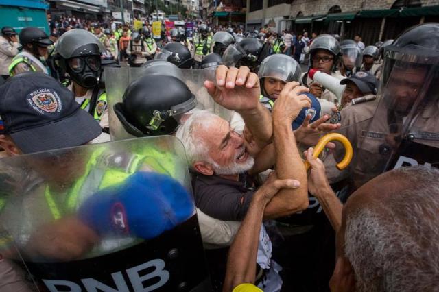 Las imágenes más inspiradoras que nos dejaron nuestros "viejos" en la #MarchadelosAbuelos EFE