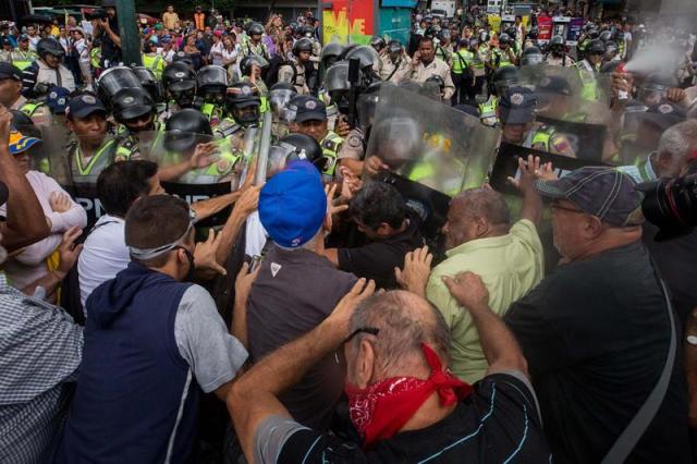 Las imágenes más inspiradoras que nos dejaron nuestros "viejos" en la #MarchadelosAbuelos EFE