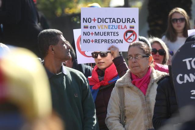 Manifestantes protestaron cerca de la embajada de Venezuela en Chile (Foto: EFE)