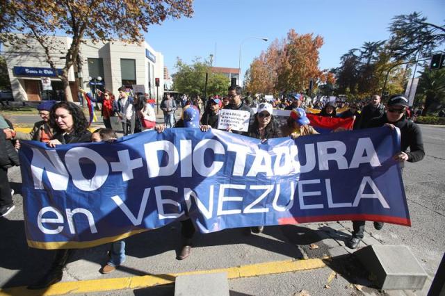 Manifestantes protestaron cerca de la embajada de Venezuela en Chile (Foto: EFE)